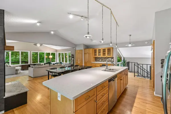 15 High Circle WAY, North Oaks, MN 55127