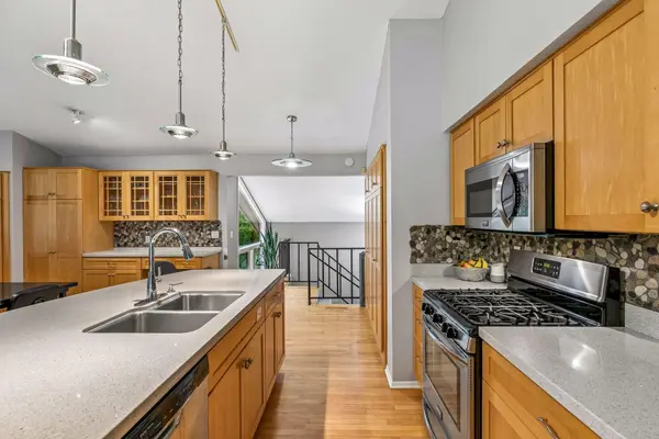 15 High Circle WAY, North Oaks, MN 55127