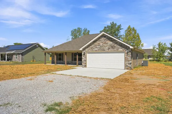 707 Prairie LN, Carl Junction, MO 64834