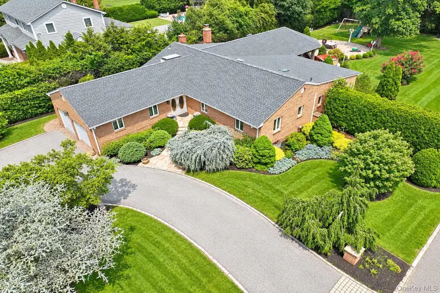 88 Dix HWY, Dix Hills, NY 11746