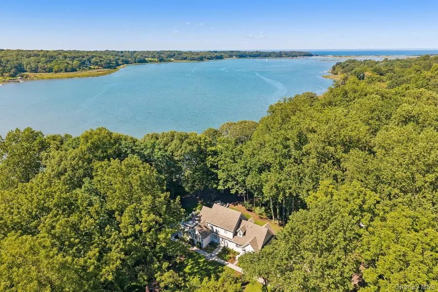 31 Thompson LN, Head Of The Harbor, NY 11780