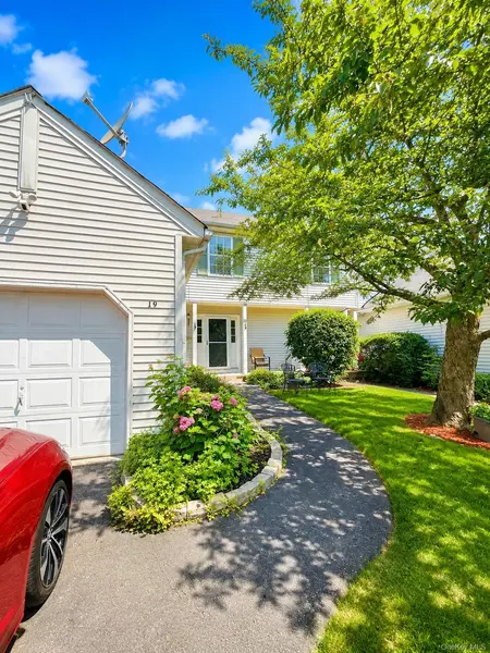 19 Helene CIR, Woodbury, NY 10930