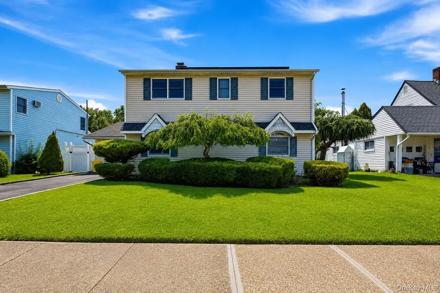 12 Cable Lane, Hicksville, NY 11801