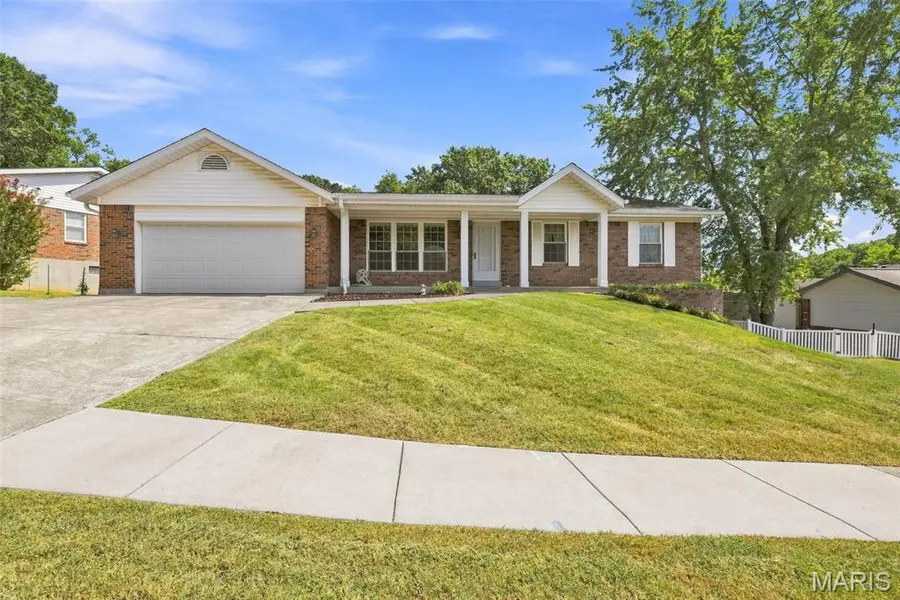 4472 Pinyon Jay CT, St Louis, MO 63128