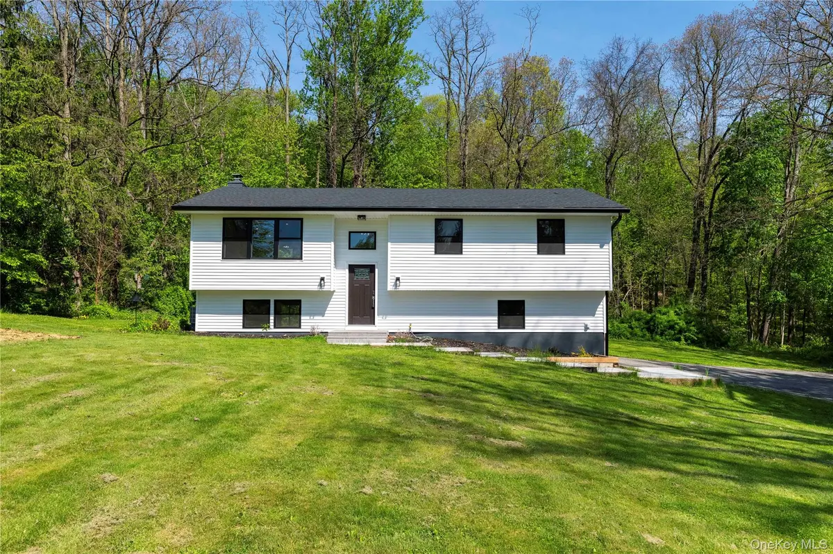 15 Larissa LN, Wappingers Falls, NY 12590