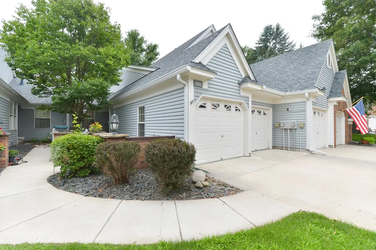 1262 Pond View LN, White Bear Lake, MN 55110