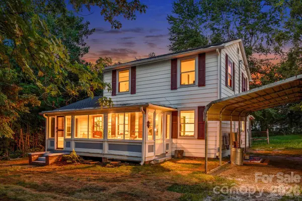 35 Blade RD, Hendersonville, NC 28791