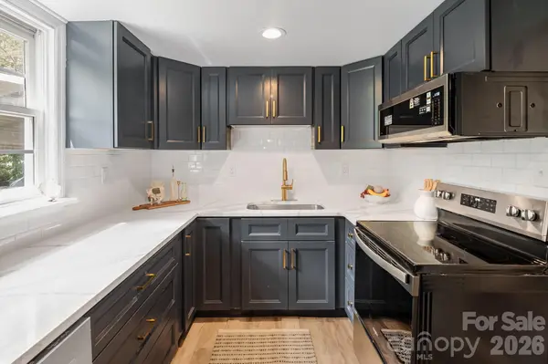 35 Blade RD, Hendersonville, NC 28791