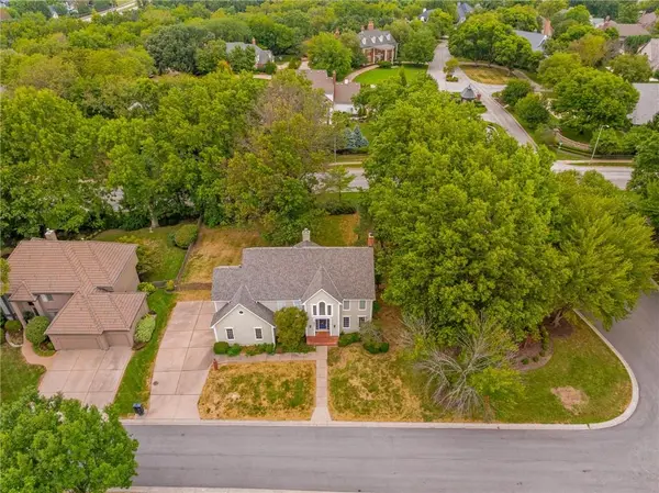 5240 W 127th TER, Leawood, KS 66209