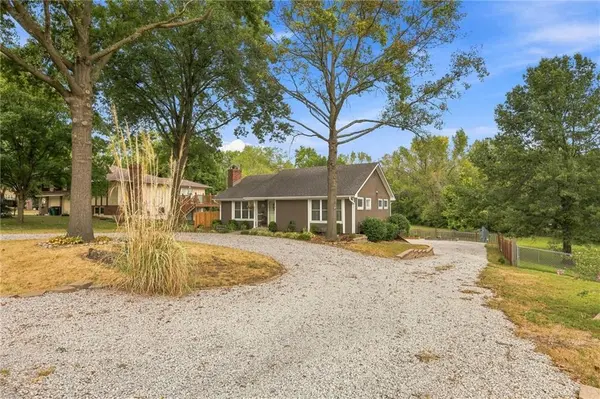 712 Shishir RD, Peculiar, MO 64078