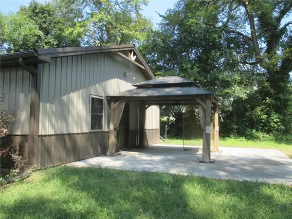 100 E Clay ST, Smithton, MO 65350