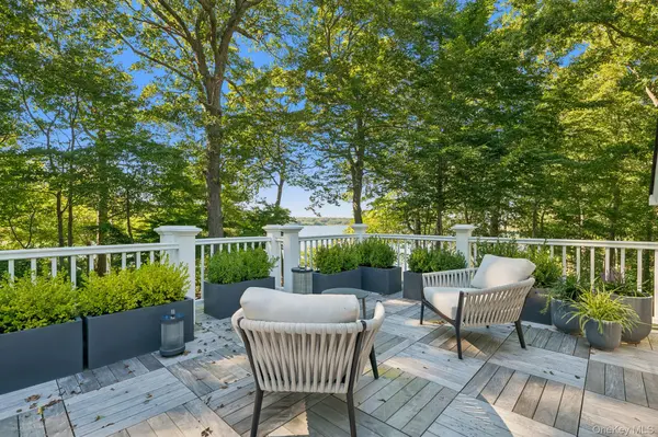 31 Thompson LN, Head Of The Harbor, NY 11780
