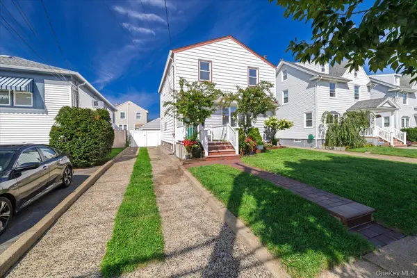 48 W Windsor Pkwy, Oceanside, NY 11572