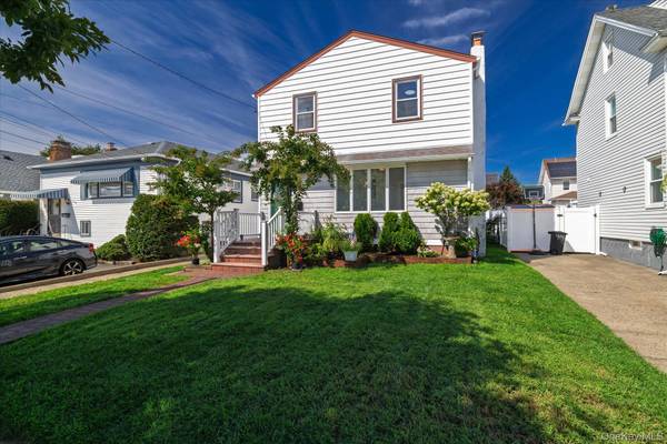 48 W Windsor Pkwy, Oceanside, NY 11572