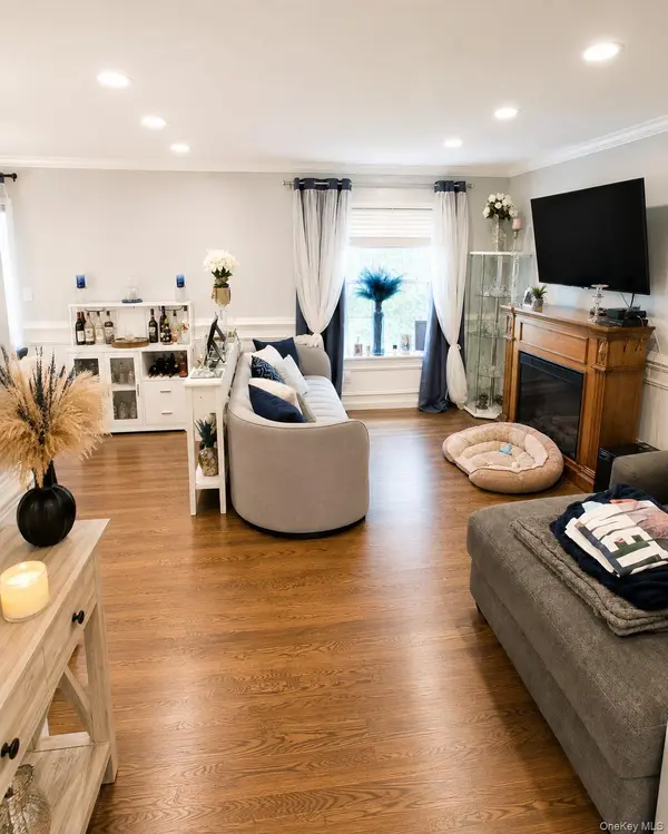 19 Helene CIR, Woodbury, NY 10930