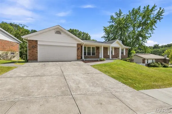 4472 Pinyon Jay CT, St Louis, MO 63128