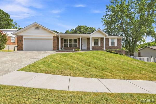 4472 Pinyon Jay CT, St Louis, MO 63128