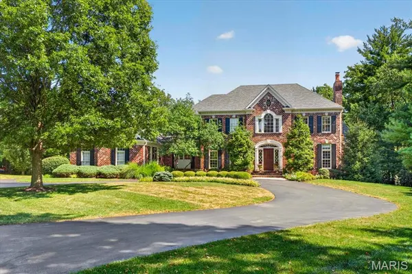 18 Cricklewood PL, Frontenac, MO 63131