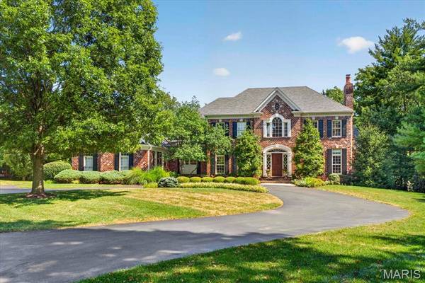 18 Cricklewood PL, Frontenac, MO 63131