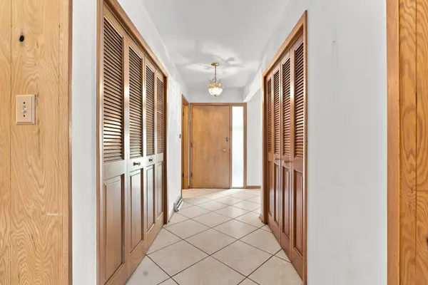 1610 E Dogwood LN, Mount Prospect, IL 60056