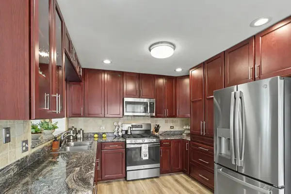 1709 Liberty CT, Mount Prospect, IL 60056