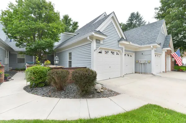 1262 Pond View LN, White Bear Lake, MN 55110