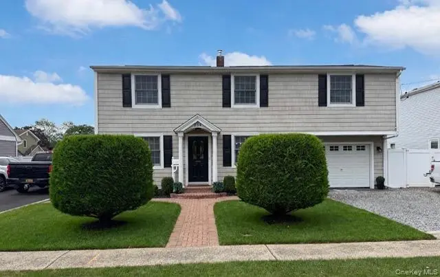 234 Brook ST, Oakdale, NY 11769