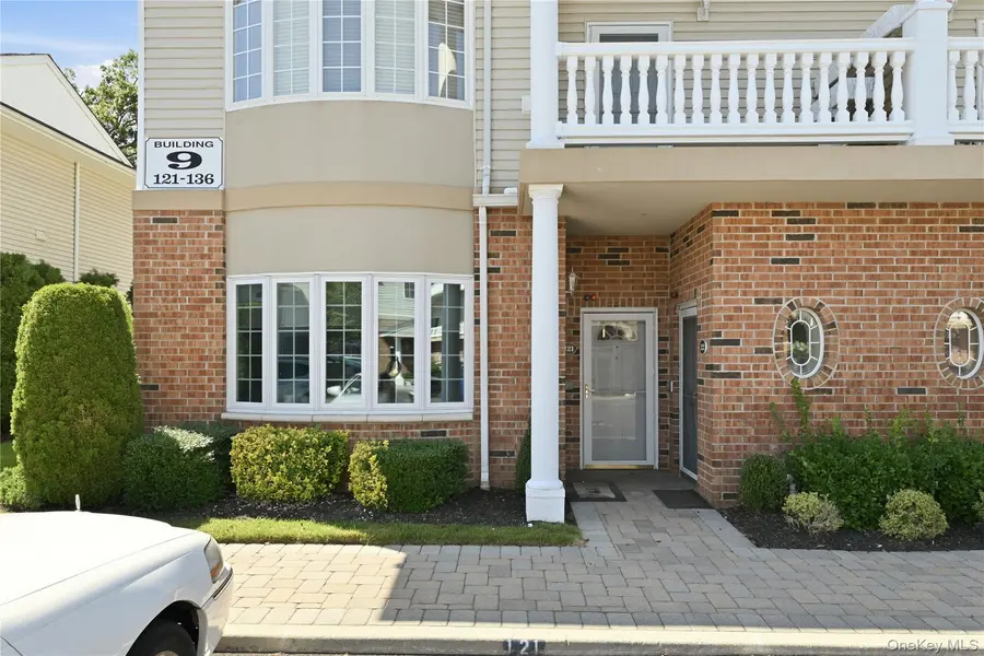 121 Francesca WAY, Amityville, NY 11701