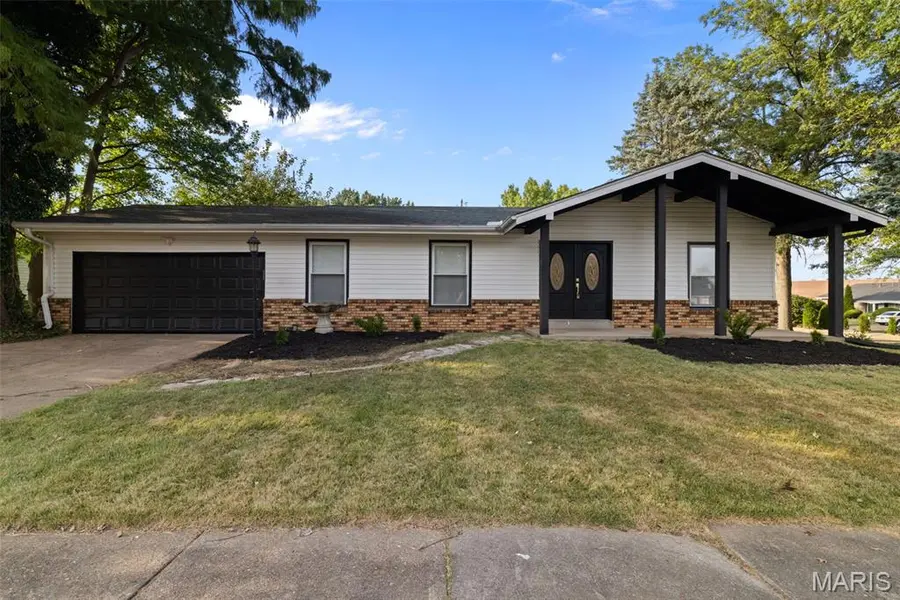 5891 Sir Edward LN, Florissant, MO 63033
