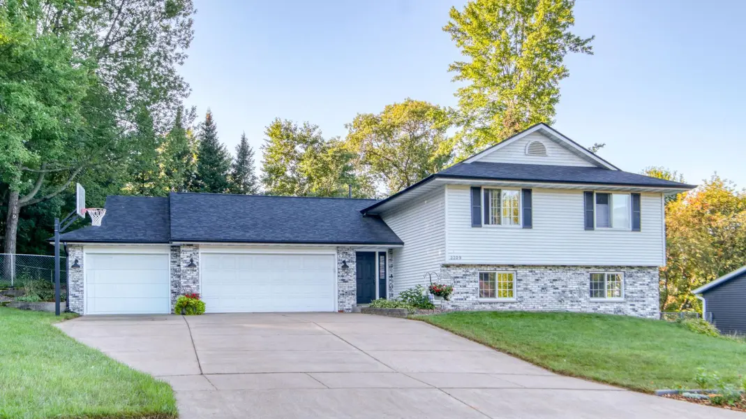 3309 S Pointe CT, Eau Claire, WI 54701