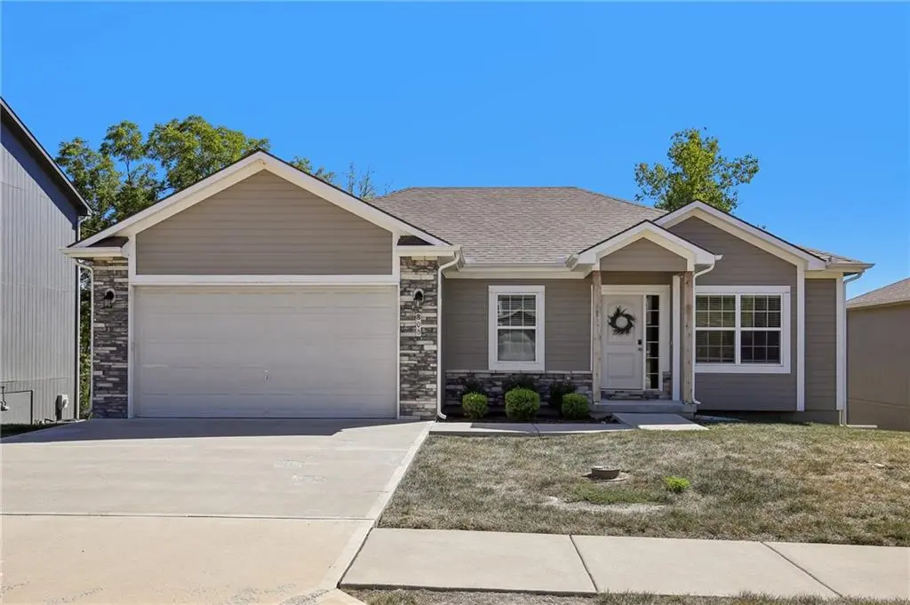 800 NW Pampas ST, Pleasant Hill, MO 64080