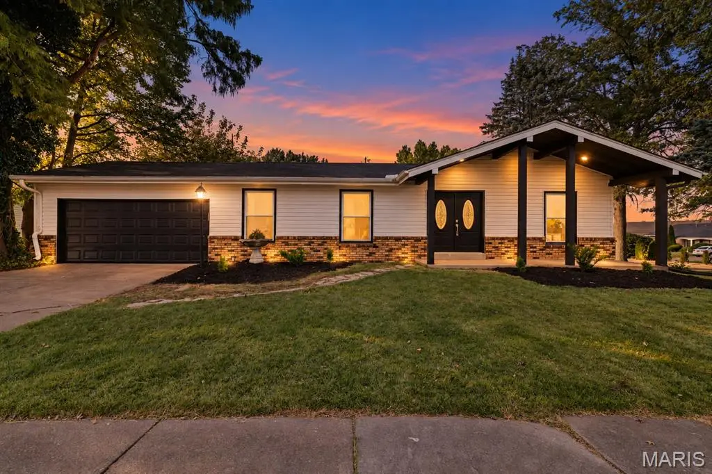 5891 Sir Edward LN, Florissant, MO 63033