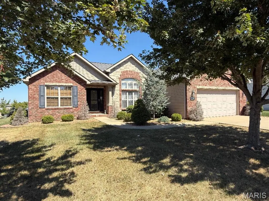 5537 S Woods Manor DR, Smithton, IL 62285