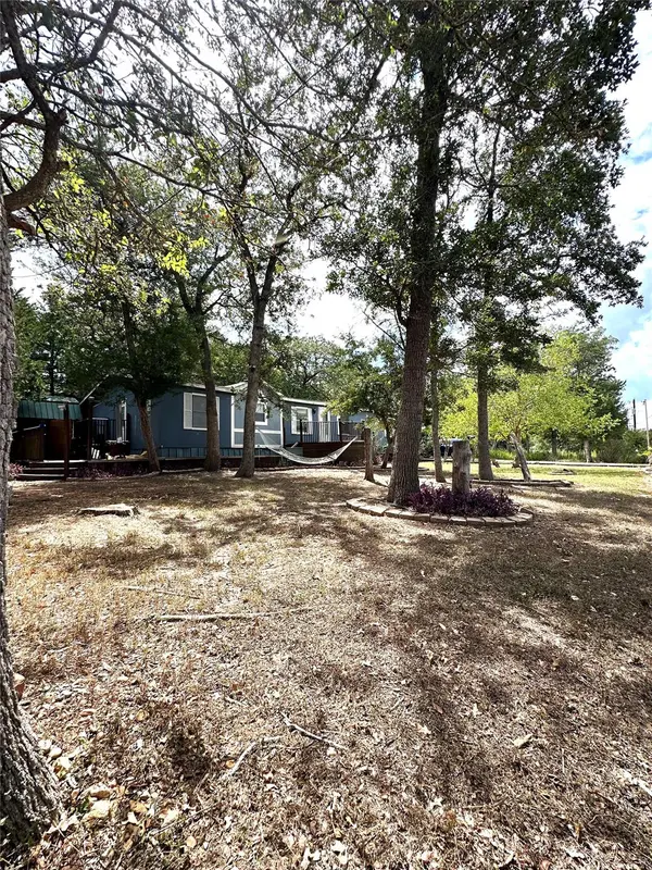 117 Shoshoni DR, Smithville, TX 78957