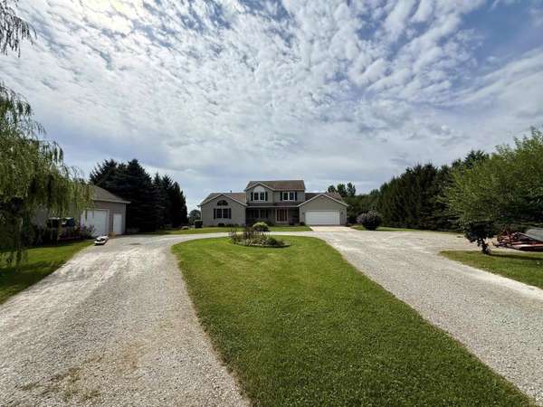 577 12th RD, Bourbon, IN 46504