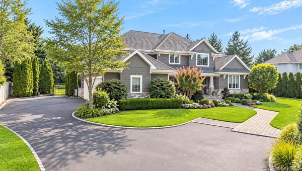 23 Jagger CT, Melville, NY 11747