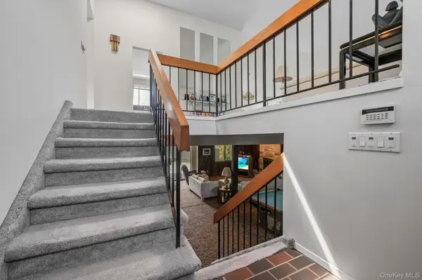 99 Skyview LN, New Rochelle, NY 10804