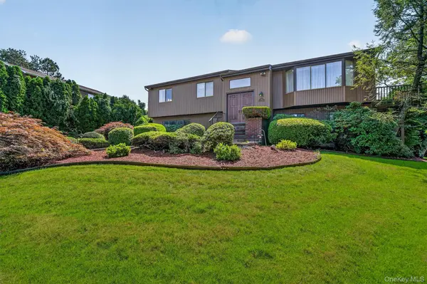 99 Skyview LN, New Rochelle, NY 10804