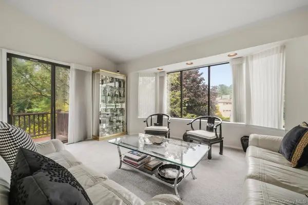 99 Skyview LN, New Rochelle, NY 10804