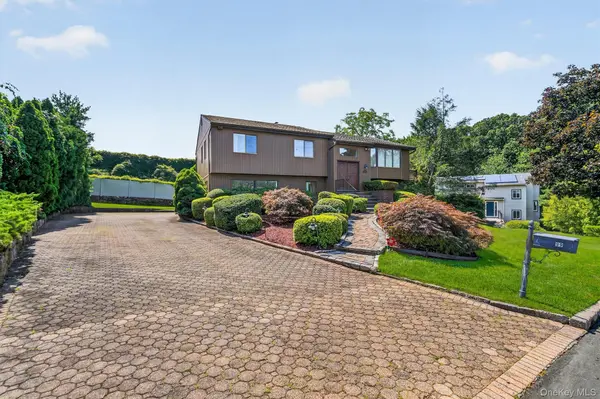 99 Skyview LN, New Rochelle, NY 10804