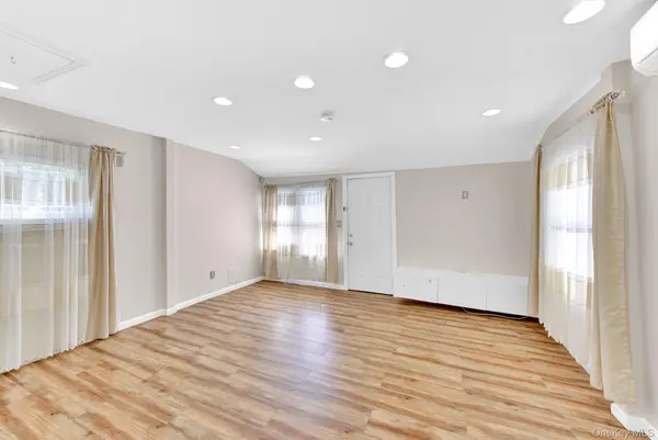 2 Sampson ST, East Rockaway, NY 11518