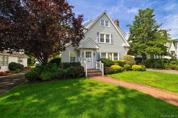 38 Fern ST, Floral Park, NY 11001