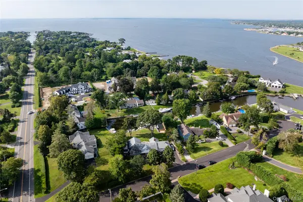 2 Gibb LN, Islip, NY 11751