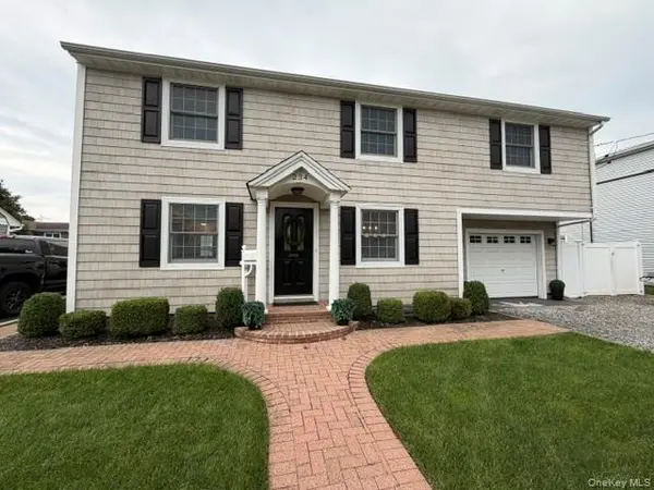 234 Brook ST, Oakdale, NY 11769