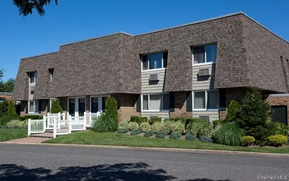 36 Philip WALK #PW36, West Babylon, NY 11704