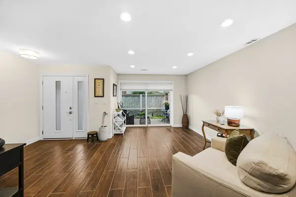 106 BISHOP QUARTER LN #0, Oak Park, IL 60302