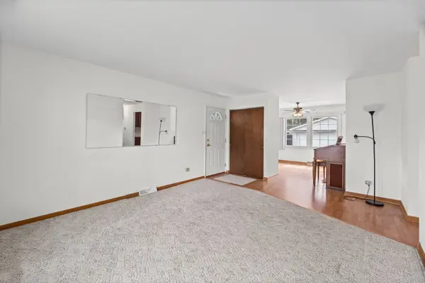 2207 Kingfisher LN, Rolling Meadows, IL 60008