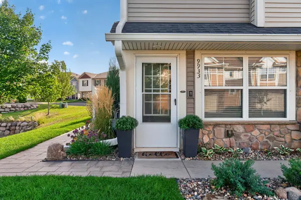 9933 5th St LN N, Lake Elmo, MN 55042