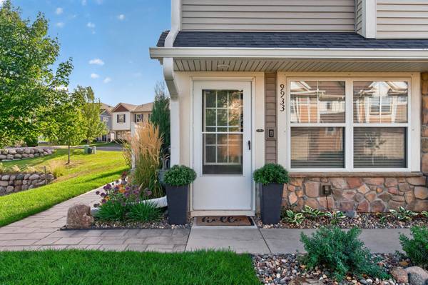 9933 5th St LN N, Lake Elmo, MN 55042