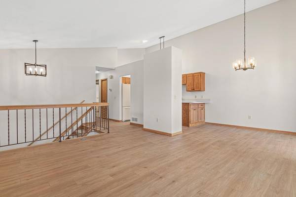 1547 Clemson DR, Eagan, MN 55122